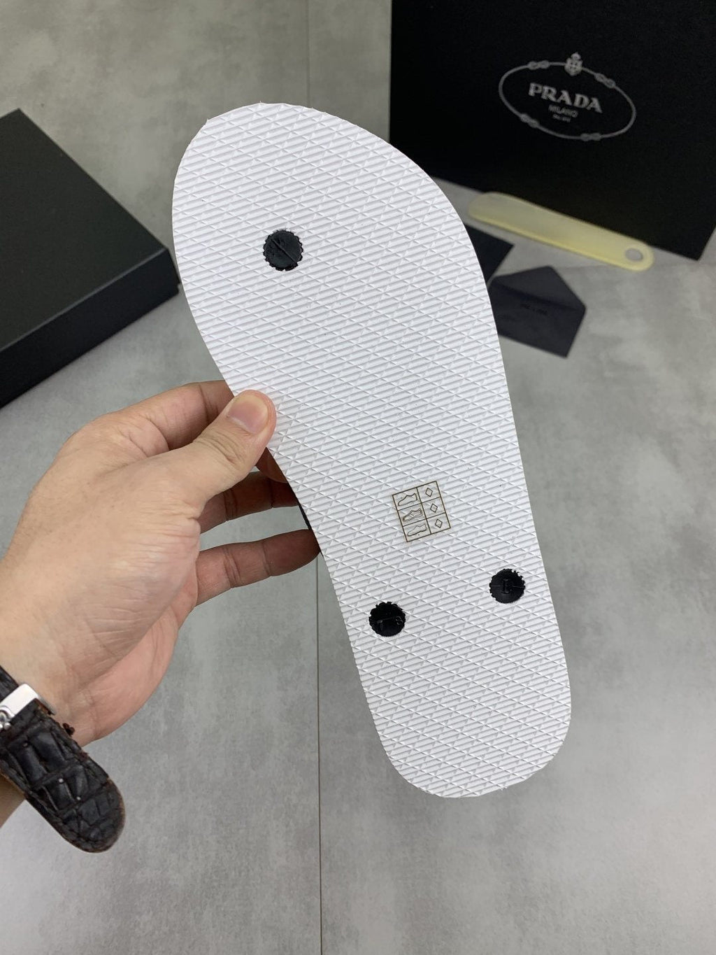微商相册测试鞋子-Prada White & Black Graphic Flip-Flops — detail
