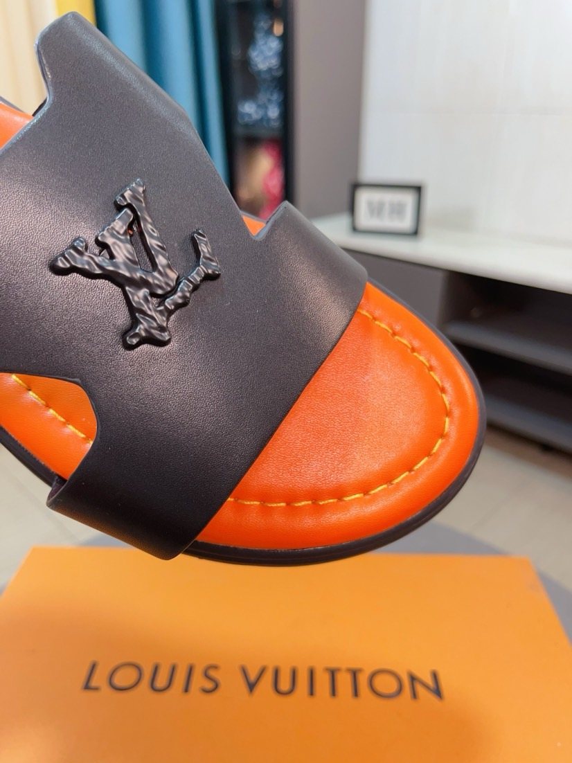 Louis Vuitton Logo-Pattern Slide Sandals — detail