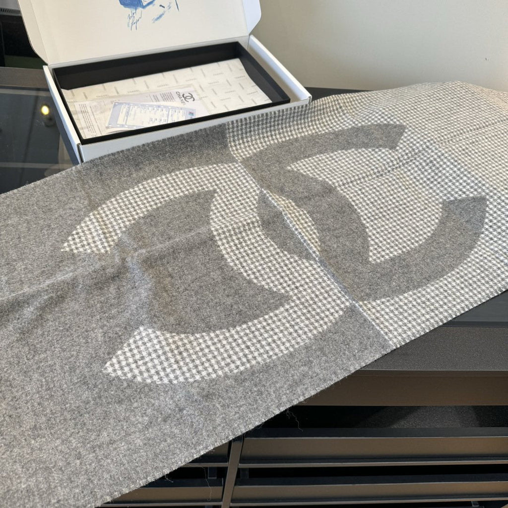 Chanel Two-Tone Houndstooth Fringe Scarf — detail