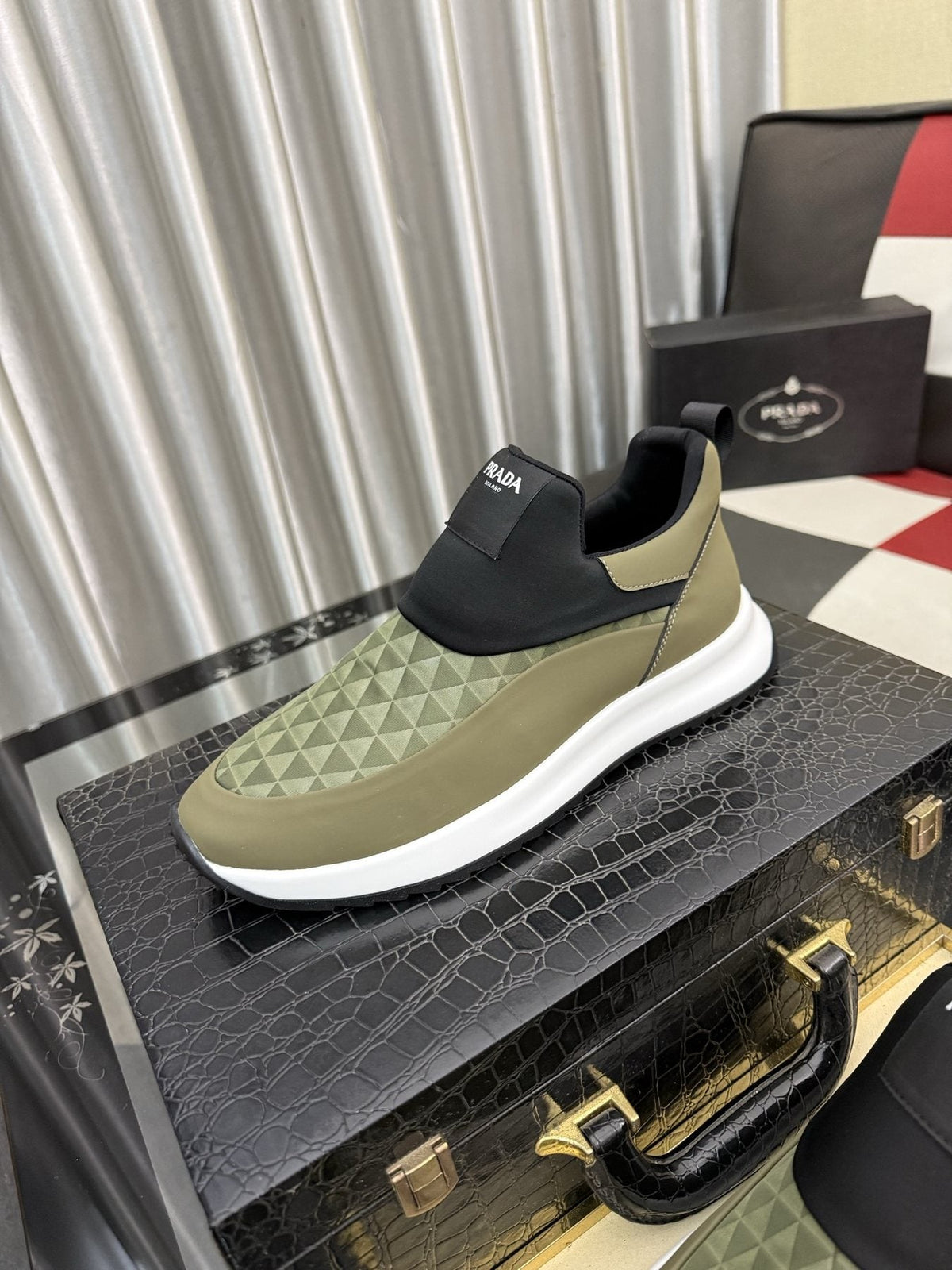 微商相册测试鞋子-Prada Black Quilted Slip-On Sneakers — front